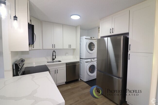 Building Photo - Ground Floor 1 bedroom 1 bath with 2 lanai... Rental