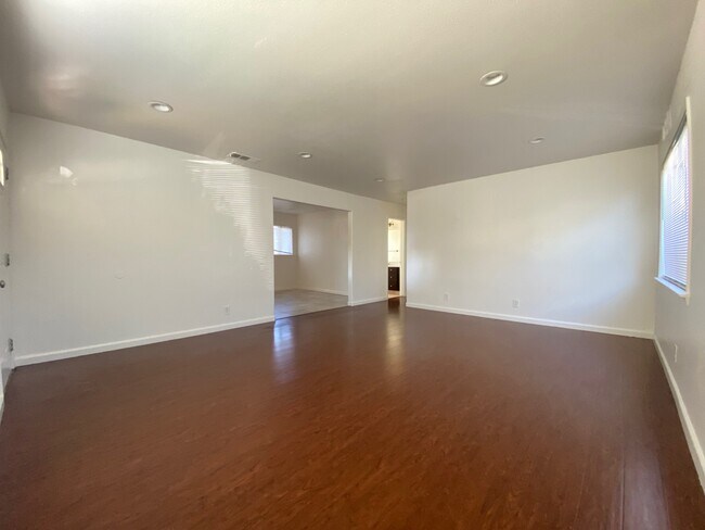 Photo - 1214 Doncaster Way