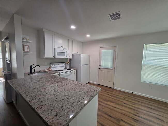 Photo - 5422 Pine Ave