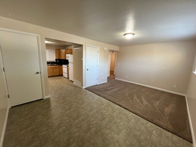 Sala de estar - 2173 S State St Unidad 2