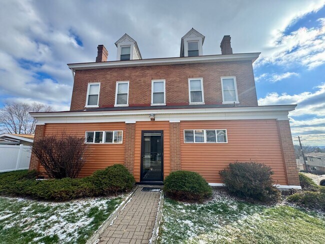 Building Photo - 4451 Highridge St Unit 5