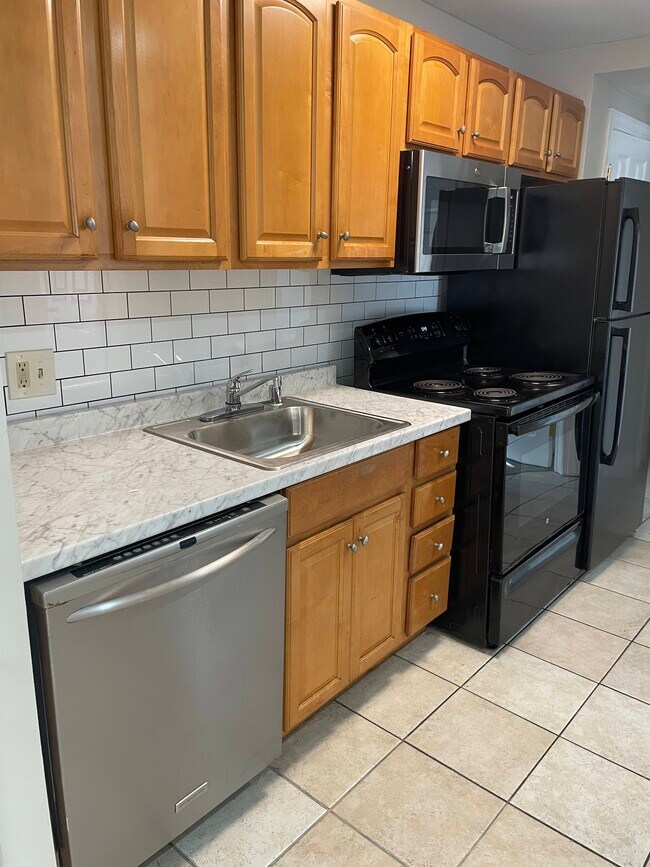 Kitchen - 1912 W 3rd St Unit F