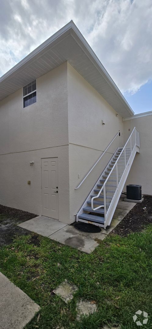 Building Photo - 1/1 GARAGE APARTMENT IN SUMMERPORT