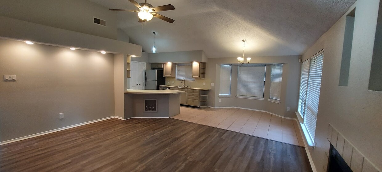 The Open Family Room With High Ceiling - 2734 Indian Trail Dr (Missouri City, TX)
