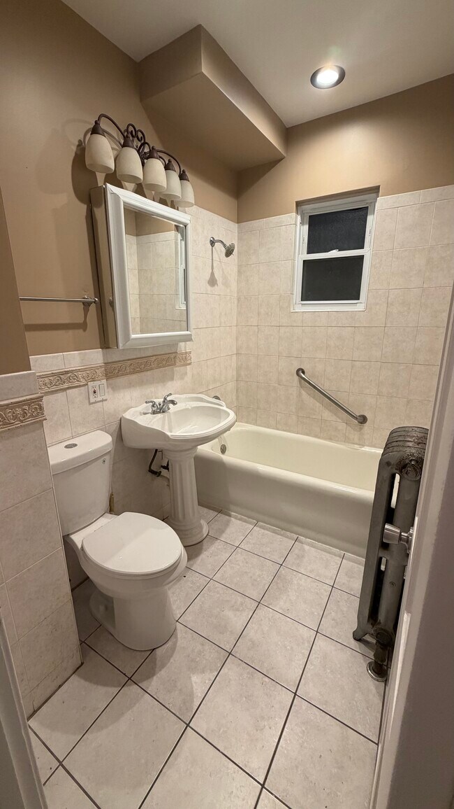 6753 S Artesian Ave Unidad 2