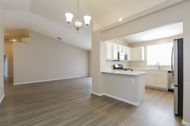 Photo - 541 Vantage Ave