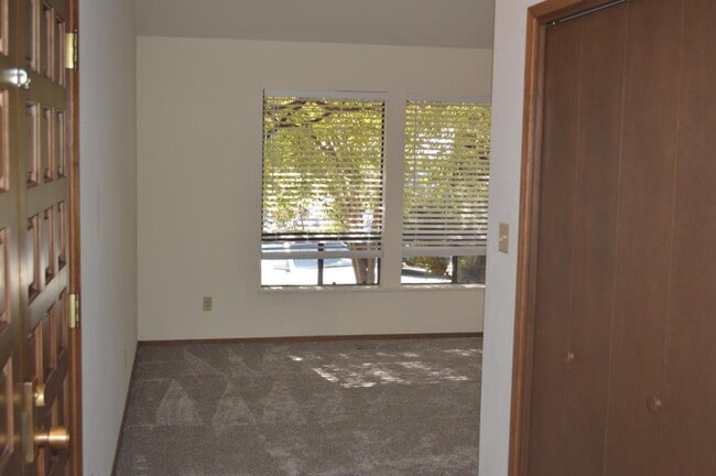 Photo - 1005 Drake Ct