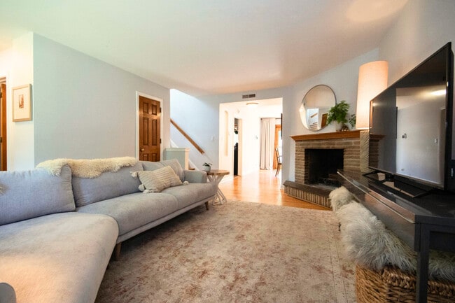 Photo - 8213 Lake St