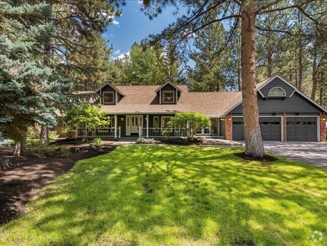 Building Photo - Stunning Custom Home 4 Bedroom in the Gate...