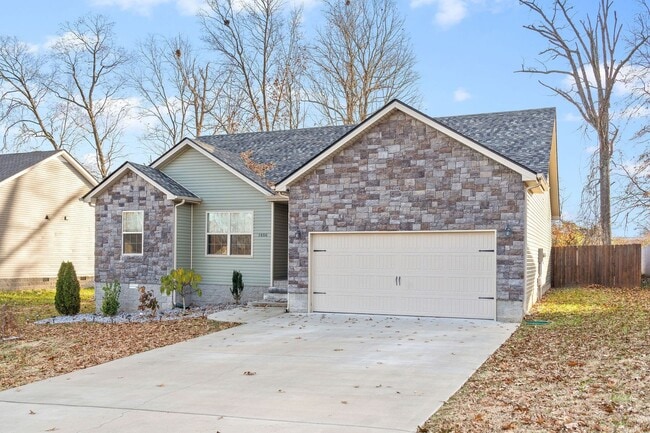 Building Photo - Country feel in the City.  Sharp 3 bed 2 bath.  Close to Fort Campbell.