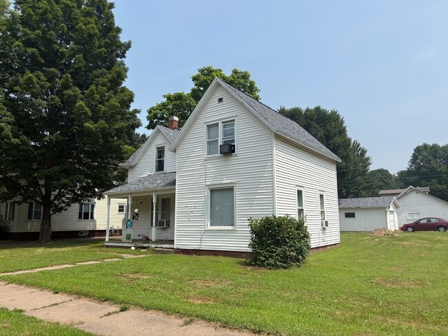 Building Photo - 1620 6th St E