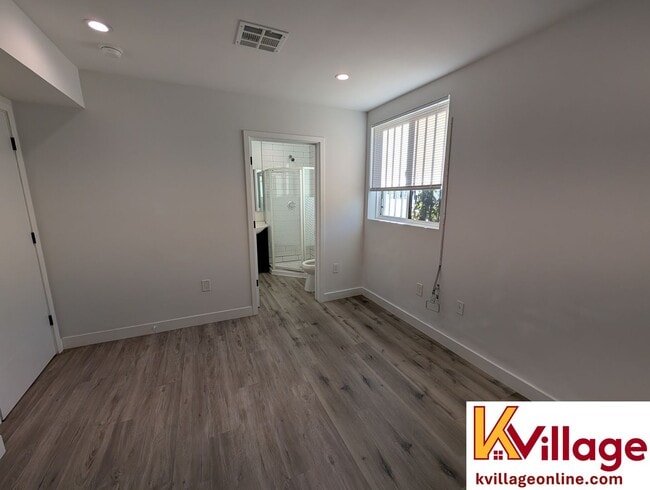 1528 1/2 W 36TH PL - 102 (pet-friendly / unfurnished)