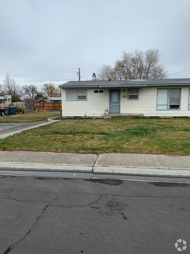 Building Photo - Spacious C Duplex for Rent Rental
