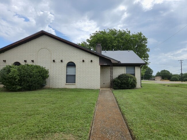 Building Photo - Two Bedroom MISD Duplex