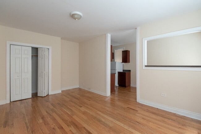 Building Photo - 617 W Cornelia Ave Unit J02P