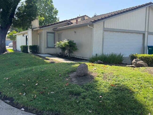 Building Photo - 2 bed 2 bath with 2 car garage