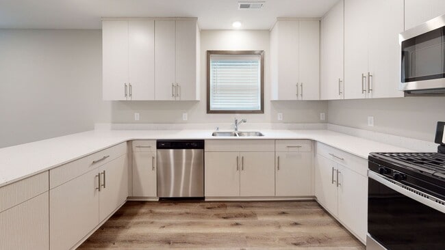 Building Photo - 864 18th Ave SE Unit #2