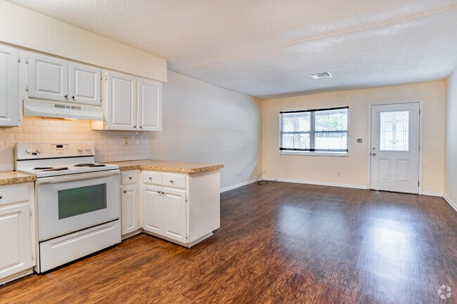 1BR, 1BA - 675SF - Dining Room