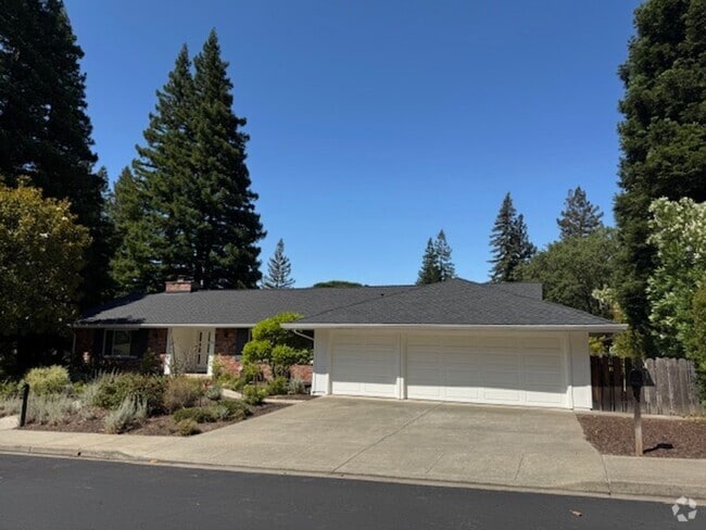 Building Photo - Single level home with pool in Whitegate c...