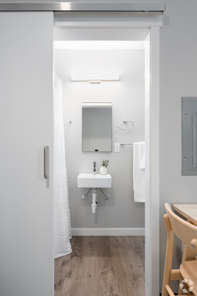Studio, 1BA - 215-300SF