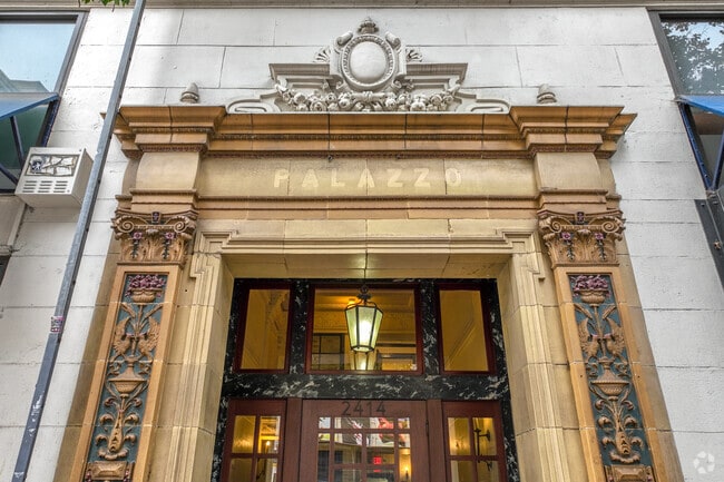 Entrada y puerta del edificio - 2414 Telegraph