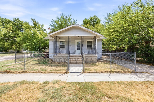 Photo - 2301 W 3rd St N