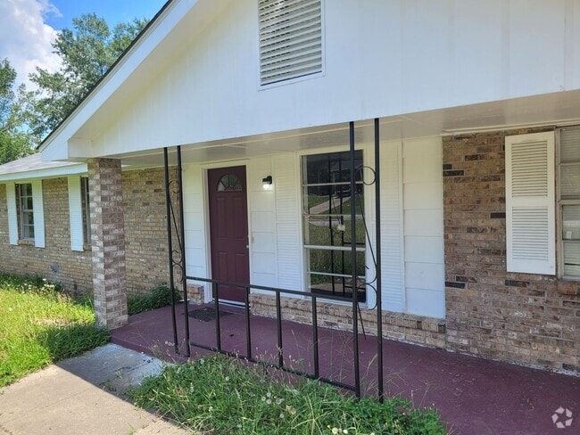 Building Photo - 4 bedroom 1.5 bathroom Rental