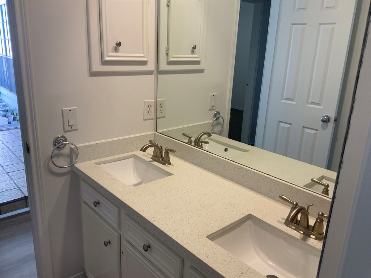 Photo - 6218 Crakston St