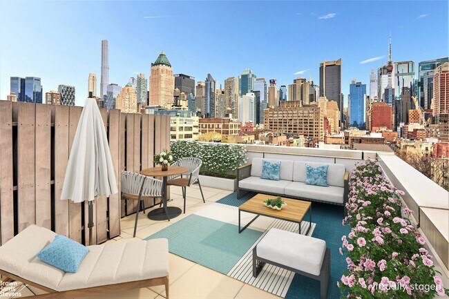 Photo - 415 W 44th St