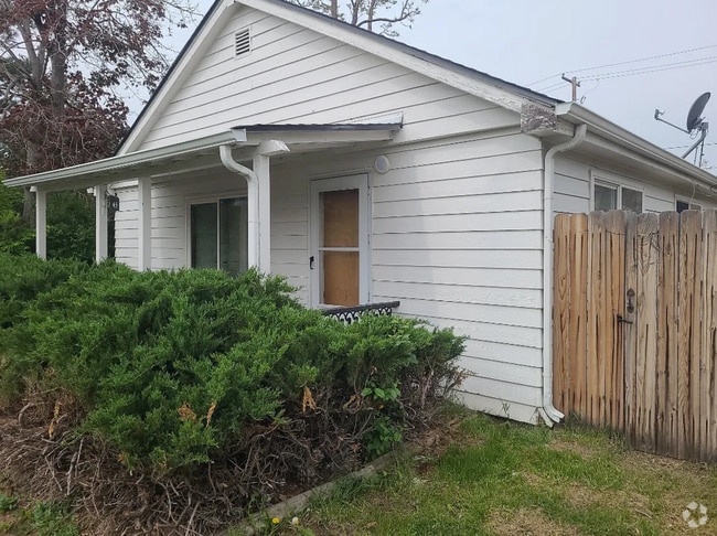 Building Photo - 1345 Chase St Rental