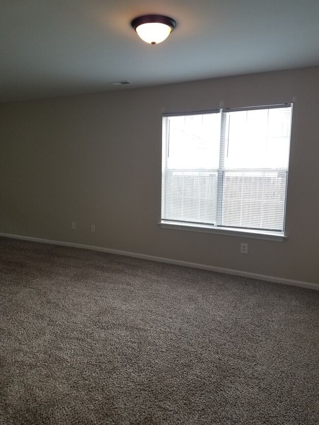 Photo - Beautiful 3 Bedroom in Quiet Neighborhood