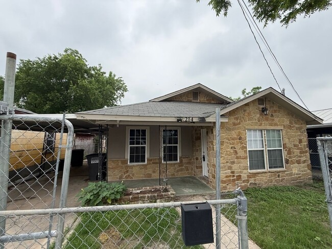 Building Photo - Updated 3BR w/ Hardwood Floors, Walk-In Shower & Stainless Steel Kitchen