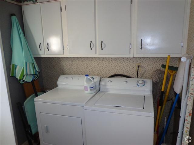 Building Photo - 2 Bed 1 Bath Home