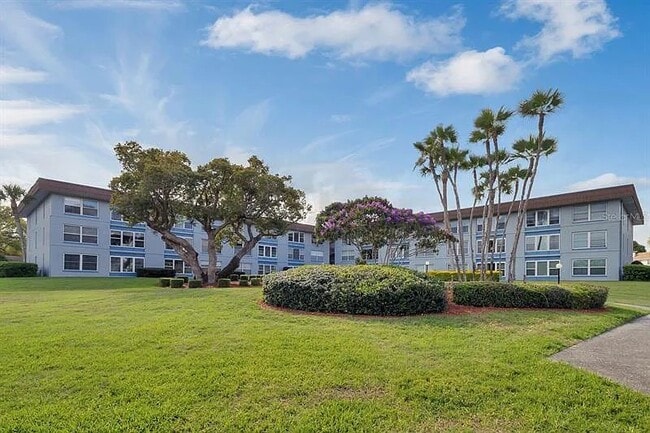 Building Photo - 333 N Lake Howard Dr Unit 212D