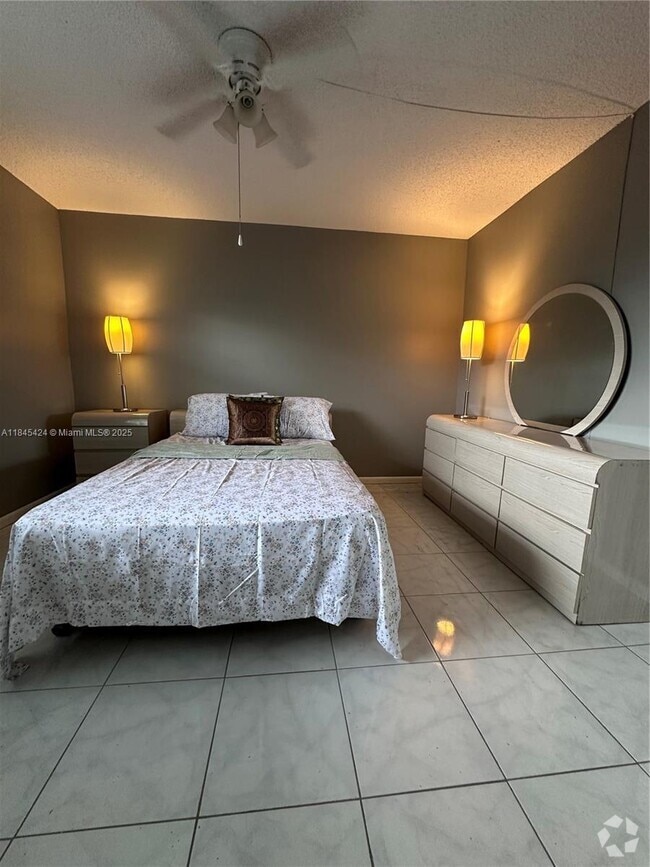 Building Photo - 2800 Somerset Dr Unit 403J Rental