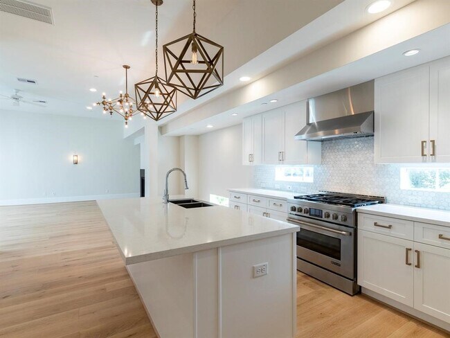 Building Photo - 3821 N Braeswood Blvd Rental
