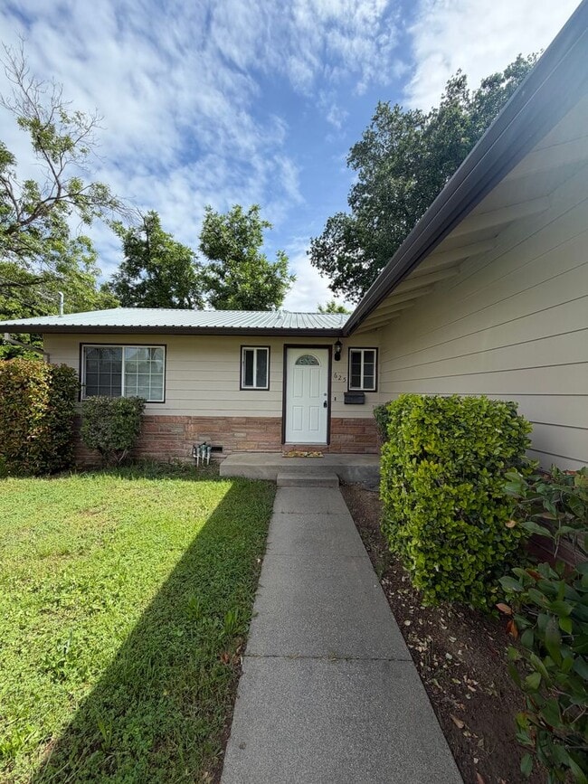 Photo - 3 Bedroom 2 bath home in Red Bluff.