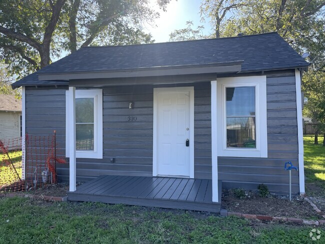 Building Photo - Quiet property, across from the walking trail Rental