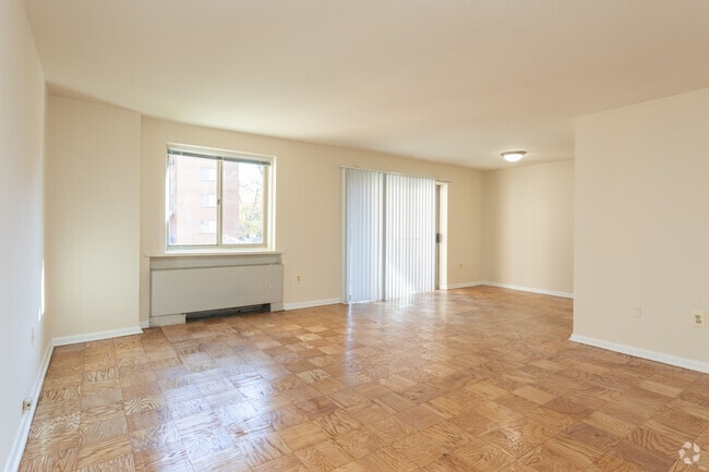 2BR, 2BA - 870 SF