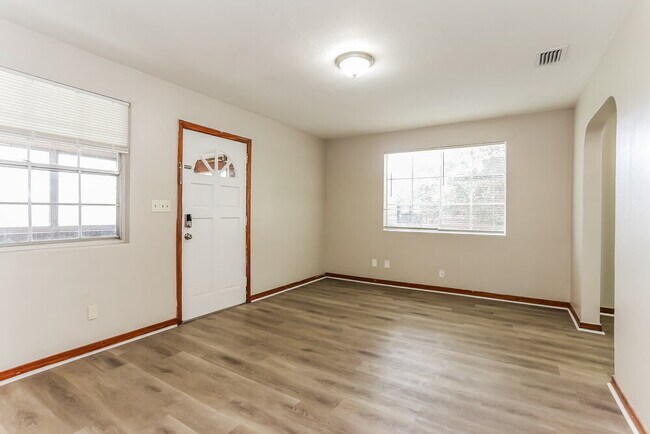 Photo - 741 Dixon St