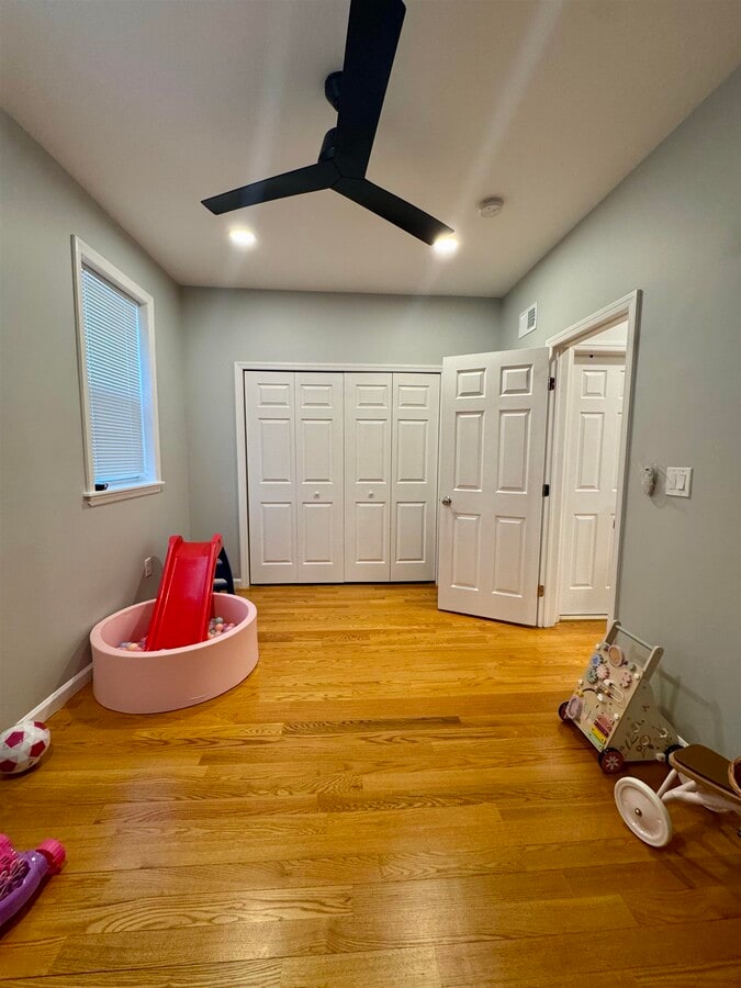 Photo - 31-1/2 W 47th St