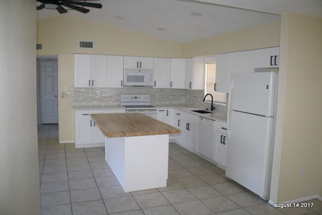Photo - Updated 3 bed 2 bath Close to downtown