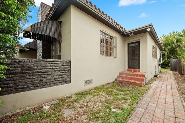 Building Photo - 1921 SW 18th Ave