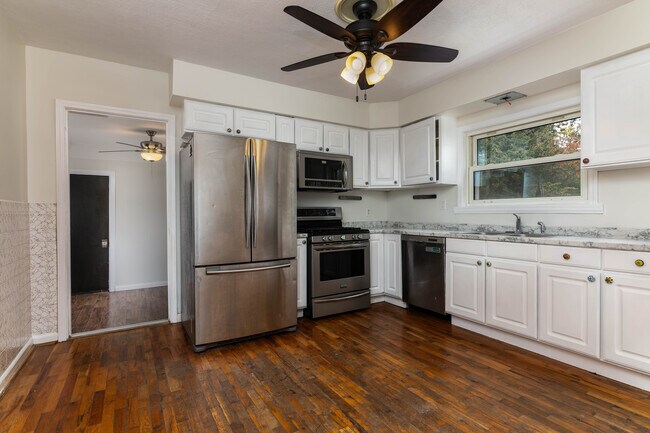 Kitchen leads into breezeway - 7923 S Rock Hill Rd Unidad Home