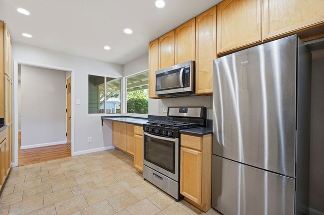 Building Photo - Beautiful Spacious 3-bedroom 1.5-Bath Home in Concord!