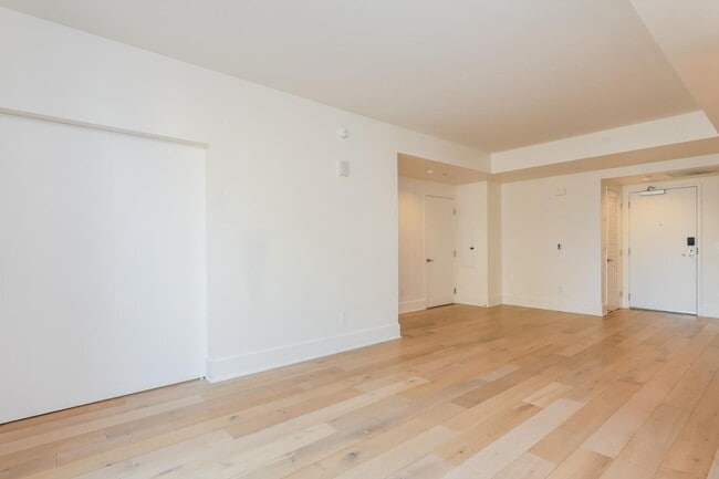 Photo - 1075 Market St