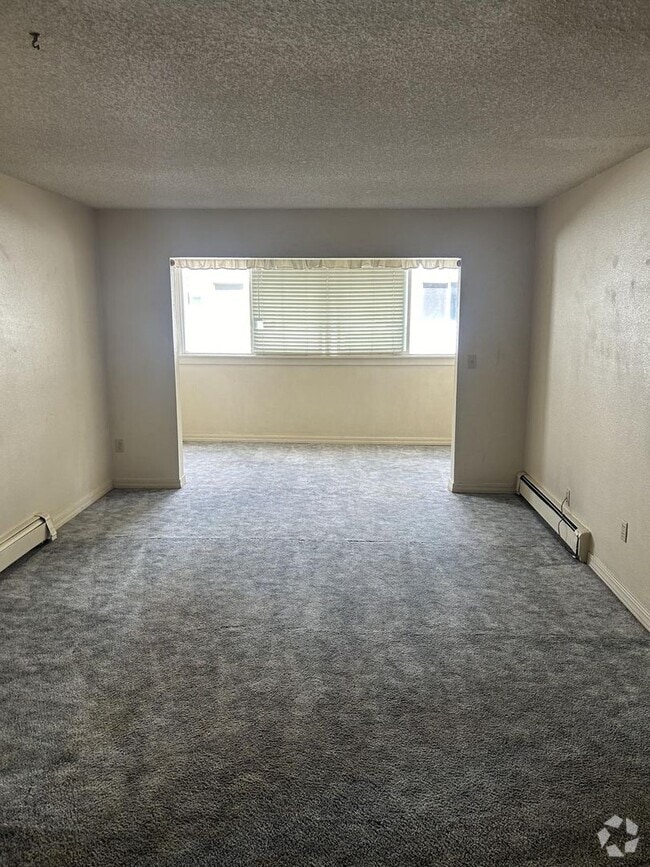 Building Photo - 2 Bedroom 1 Bath Condo with Sun Room!