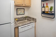 Studio, 1BA - 420SF