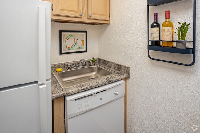 Studio, 1BA - 420SF
