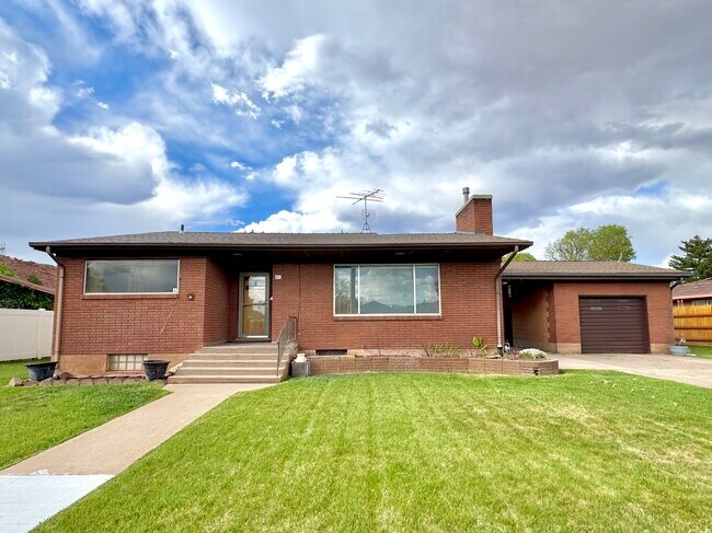 Front View - 466 W 500 N Apartments Unit Spacious 2-Bedroom Main L